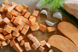 Illustration de l'article : Poulet aux saveurs de bacon et champignons : une recette facile à réaliser qui ravira vos papilles