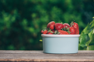 Illustration de l'article : Découvrez comment préparer une délicieuse glace aux fraises maison en quelques minutes seulement