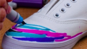 Image illustrant l'article Un très joli effet galaxie pour customiser vos chaussures