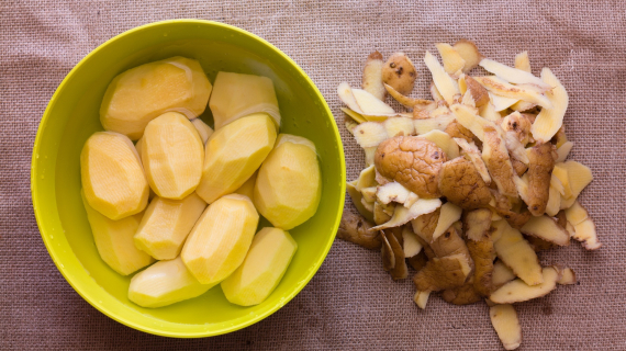 Illustration : Ne gâchez plus vos épluchures de pommes de terre : les astuces pour les utiliser au quotidien