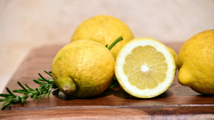 Illustration : "Les bénéfices de l’alliance vertueuse citron – romarin pour votre santé"
