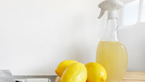 Illustration : "Vinaigre blanc et citron : la recette miracle pour une maison propre sans produits chimiques "