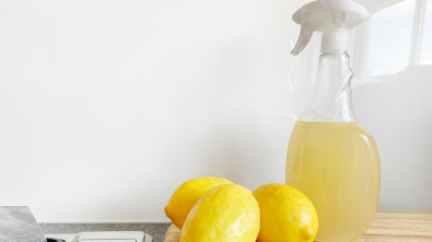 Illustration : Vinaigre blanc et citron : la recette miracle pour une maison propre sans produits chimiques 