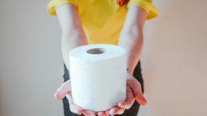 Illustration : "Un rouleau de papier toilette et un peu de vinaigre blanc suffisent à nettoyer toute la maison"