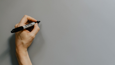 Illustration : Quelles solutions efficaces pour enlever une tache de marqueur indélébile ou de stylo ?