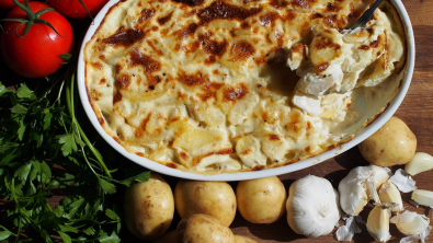 Illustration : "Un gratin de pommes de terre savoureux à l’italienne au parmesan et au jambon"