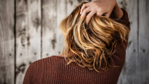 Illustration : "Le romarin: un allié insoupçonné pour des cheveux en pleine santé"