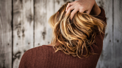 Illustration : "Le romarin: un allié insoupçonné pour des cheveux en pleine santé"