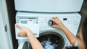 Illustration : "Toutes les techniques à connaître pour entretenir le bac à lessive de votre machine à laver"