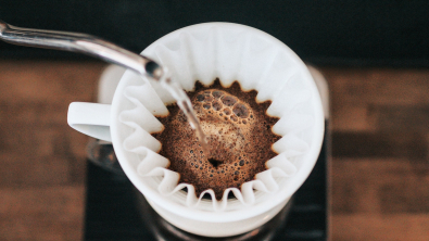 Illustration : "Filtres à café : 10 astuces méconnues pour optimiser leur utilisation au-delà de la dégustation du matin"