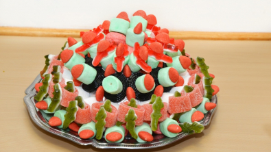 Illustration : "Pour la fête des Mères, surprenez votre maman avec un gâteau de bonbons fait maison !"