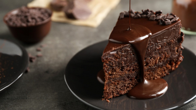 Illustration : Dessert : le gâteau au chocolat avec crème onctueuse à la ricotta et glaçage intense