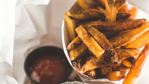 Illustration : "Frites de pommes de terre et parmesan au four : un duo gourmand et irrésistible"