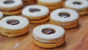 Illustration : "Les biscuits sablés garnis de confiture de fraise : une douceur sucrée à partager"