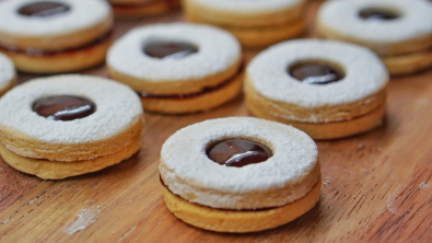 Illustration : "Les biscuits sablés garnis de confiture de fraise : une douceur sucrée à partager"