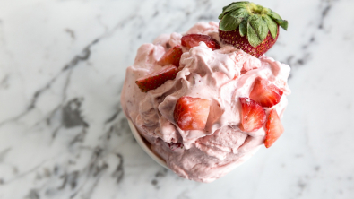 Illustration : "Découvrez comment préparer une délicieuse glace aux fraises maison en quelques minutes seulement"