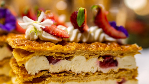 Illustration : "Gâteaux feuilletés à la crème pâtissière et aux fraises : un classique revisité aussi beau que bon"