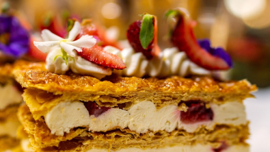 Illustration : "Gâteaux feuilletés à la crème pâtissière et aux fraises : un classique revisité aussi beau que bon"