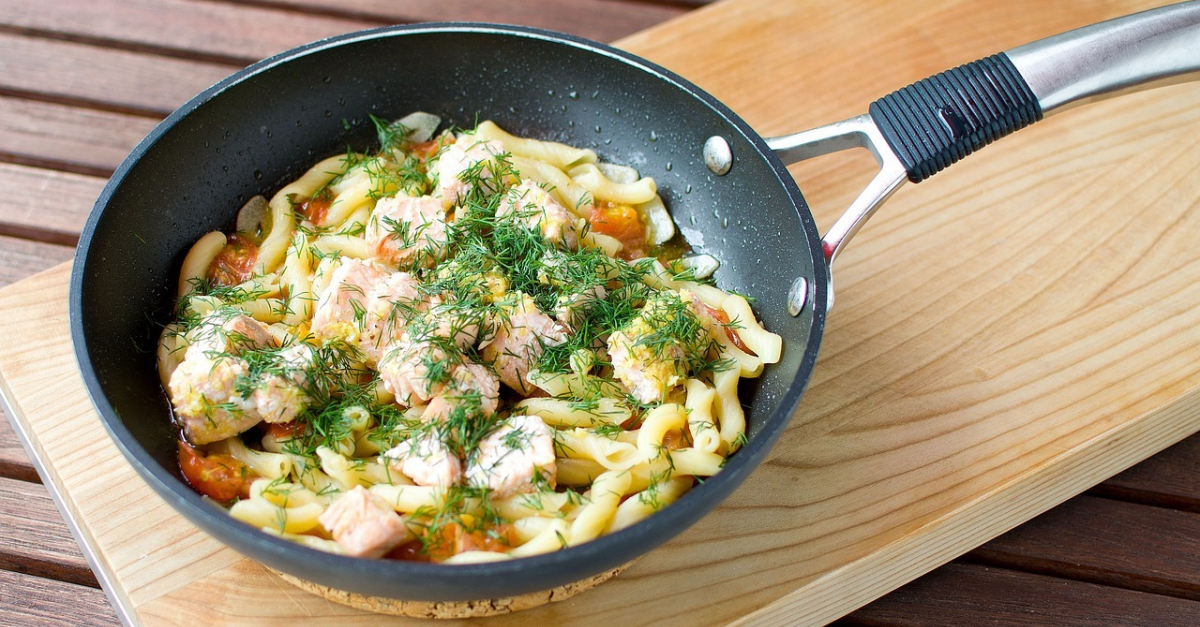 Pâtes au saumon fumé et au fromage à l’ail et aux fines herbes un
