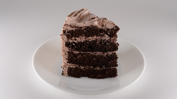 Illustration : Un délicieux gâteau à étages au chocolat garni à la crème de lait concentré