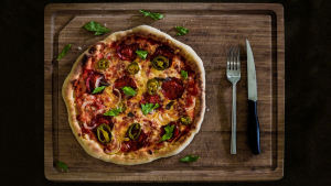 Illustration : "Pizza maison aux saucisses et aux poivrons : un plat généreux à préparer et à déguster en famille"