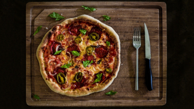 Illustration : "Pizza maison aux saucisses et aux poivrons : un plat généreux à préparer et à déguster en famille"