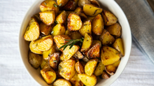 Illustration : "Smashed potatoes et pommes de terre au parmesan : 2 recettes gourmandes pour accompagner vos viandes au barbecue"