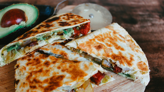 Illustration : Les quesadillas poulet et poivrons : un plat rapide à préparer et riche en saveurs