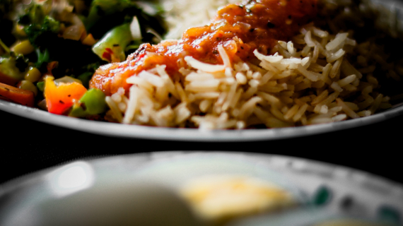 Illustration : Salade de riz aux œufs, au jambon et au fromage : un délicieux plat d’été facile à préparer