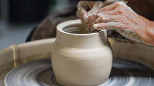 Illustration : "Participez à une leçon de poterie : les meilleurs ateliers"