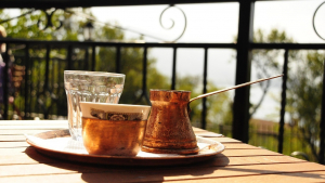 Illustration : "Bâche de fermeture de terrasse sur mesure : façade et côté"