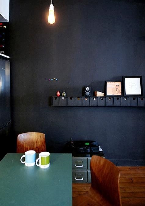 Illustration de l'article : 40 id&eacute;es d'int&eacute;rieurs qui vous apprendront &agrave; appr&eacute;cier la valeur du noir en d&eacute;co