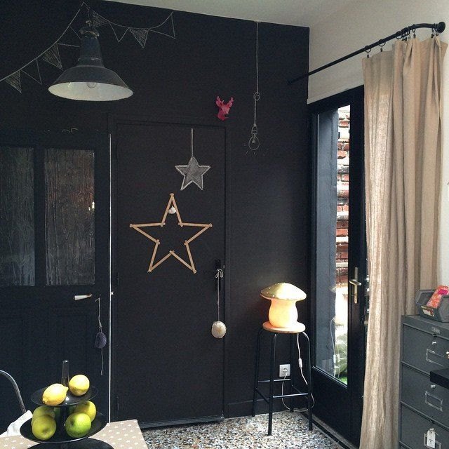 Illustration de l'article : 40 id&eacute;es d'int&eacute;rieurs qui vous apprendront &agrave; appr&eacute;cier la valeur du noir en d&eacute;co