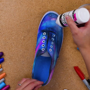 Illustration de l'article : Un tr&egrave;s joli effet galaxie pour customiser vos chaussures 