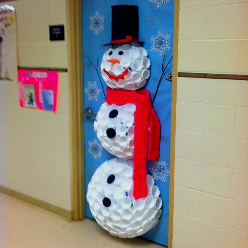 Идеи новый год 2024. Украшение двери на новый год. Снеговик на дверь украшение. Снеговик из стаканчиков на дверь. Снеговик для украшения двери на новый год.