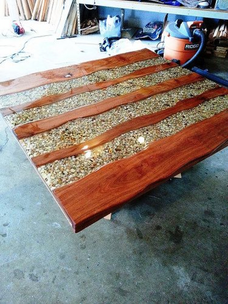 Illustration de l'article : 38 tables très originales pour transformer votre salon en une galerie d’art