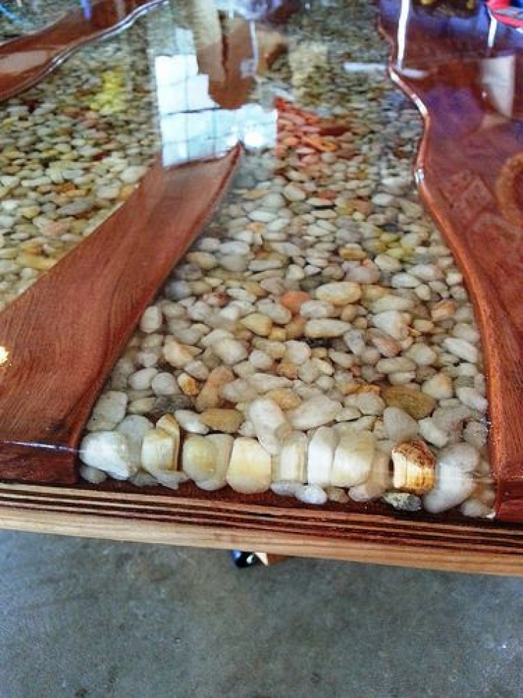 Illustration de l'article : 38 tables très originales pour transformer votre salon en une galerie d’art