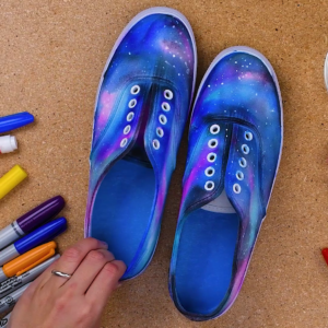 Illustration de l'article : Un tr&egrave;s joli effet galaxie pour customiser vos chaussures 