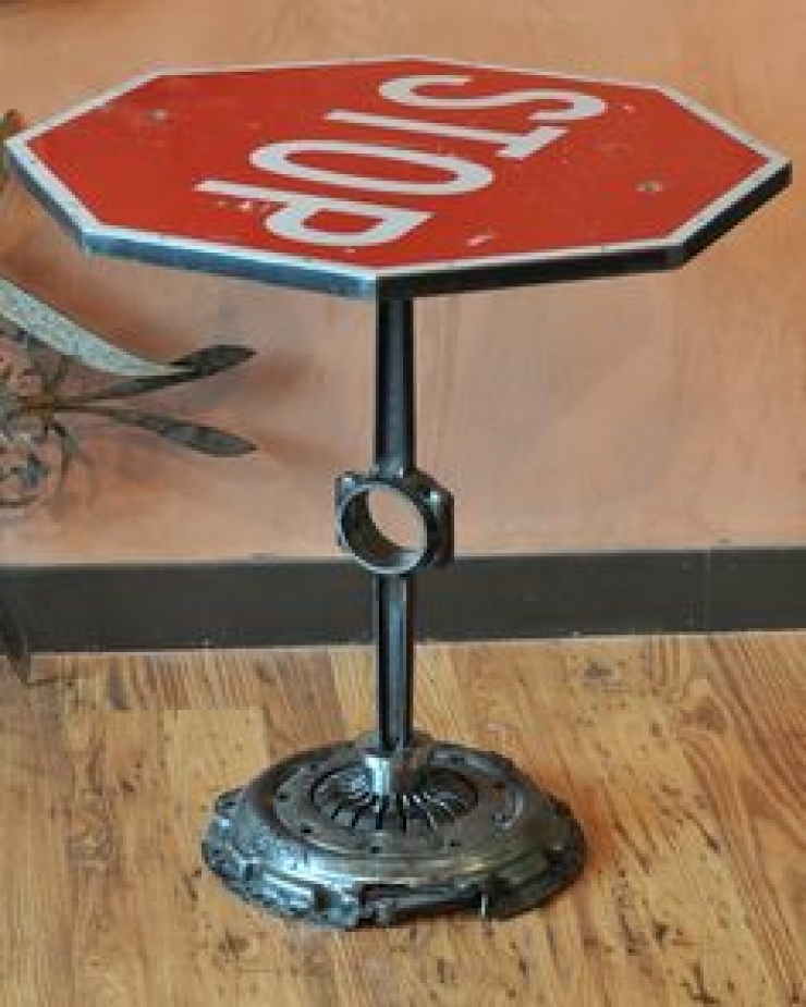 Illustration de l'article : 38 tables très originales pour transformer votre salon en une galerie d’art