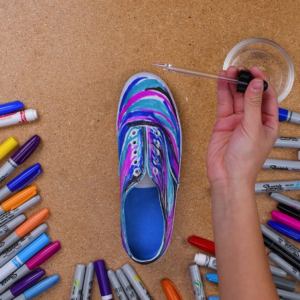 Illustration de l'article : Un tr&egrave;s joli effet galaxie pour customiser vos chaussures 