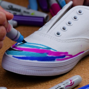 Illustration de l'article : Un tr&egrave;s joli effet galaxie pour customiser vos chaussures 